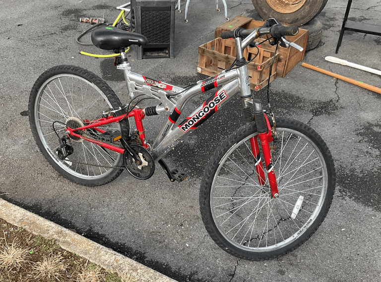 Mongoose bike, aluminum frame, 21speed, rubber grip handlebars, element racing suspension, ready to ride condition