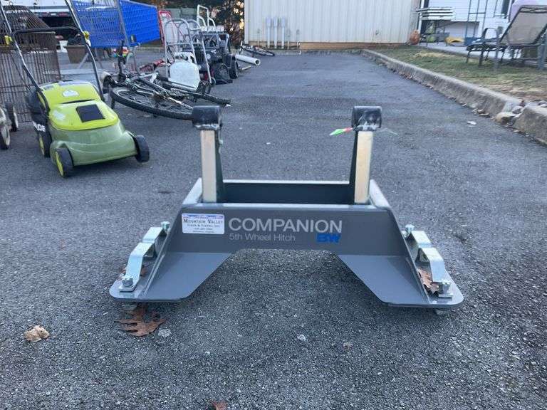 B&W 5th wheel hitch companion, 20,000lb weight capacity, item is missing parts