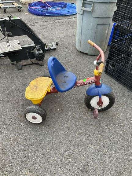 Radio Flyer Tricycle dirty needs cleaned.