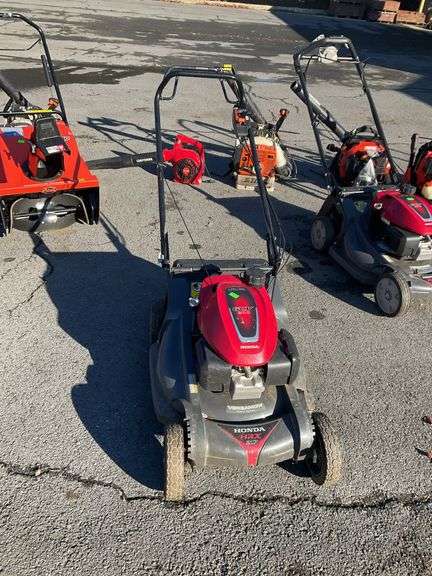 Honda lawnmower, GCV 200, versamow 4-in-1 cutting system, 21” cutting width, item comes from locale sales/repair shop, sells as-is for parts of repairs