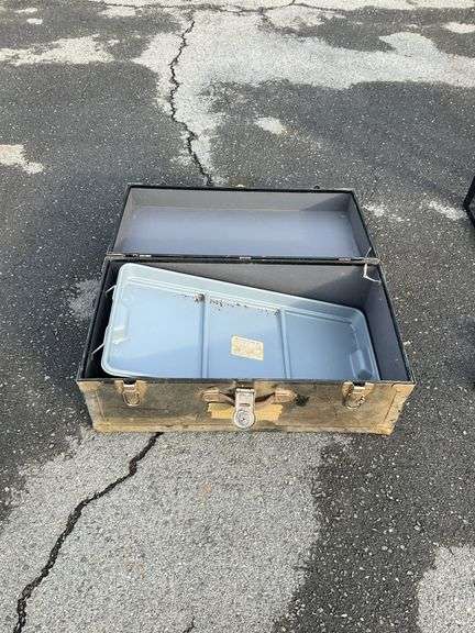Latch trunk, 1-faux leather handle, poly tray, hinge is broken