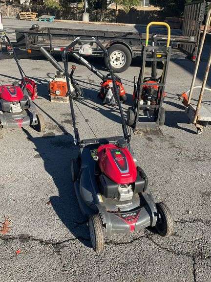 Honda lawnmower, GCV, versamow 4-in-1 cutting system, 21” cutting width, item comes from locale sales/repair shop, sells as-is for parts of repairs