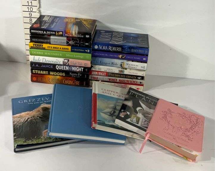 Group of books, mostly hardcover - Hash Auctions