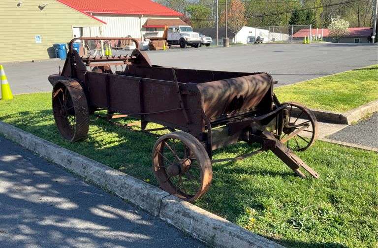 Antique Manure Spreader, wheel gear driven type, all steel construction expect for the bed, the wood is missing and needs replaced, iron wheels, everything else looks intact so could be operational again or great for your decor if you favor that.
