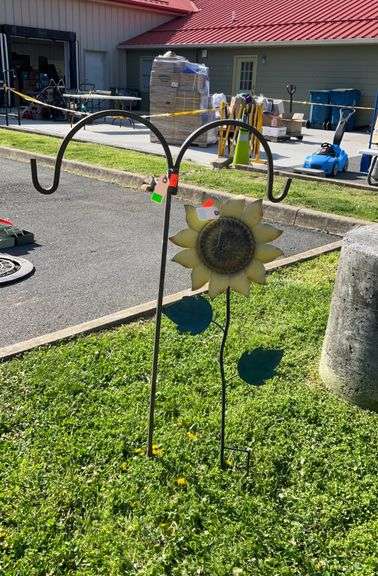2pcs: Shepherds hooks(double sided)43”H, sunflower yard art(metal body)36”H