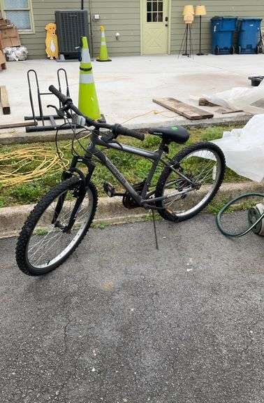 Roadmaster grantie peak bike,ground assault suspension, 18speed, 14”frame, ready to ride condition
