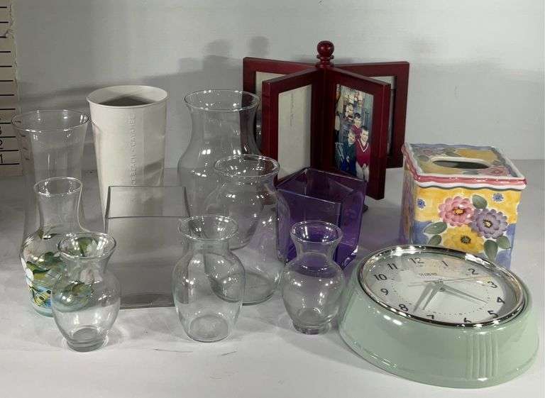 Group of Vases and home decor - Hash Auctions
