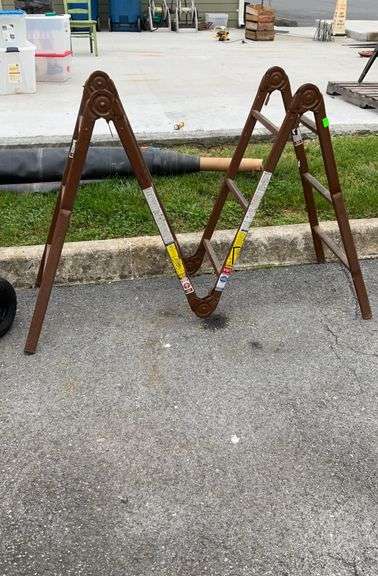 Multi-adjustable ladder