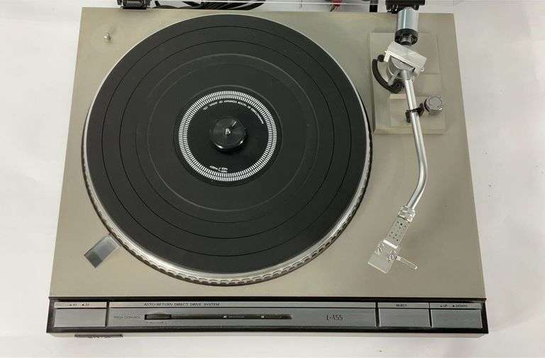 JVC LA55 turntable with extra needles. Hash Auctions