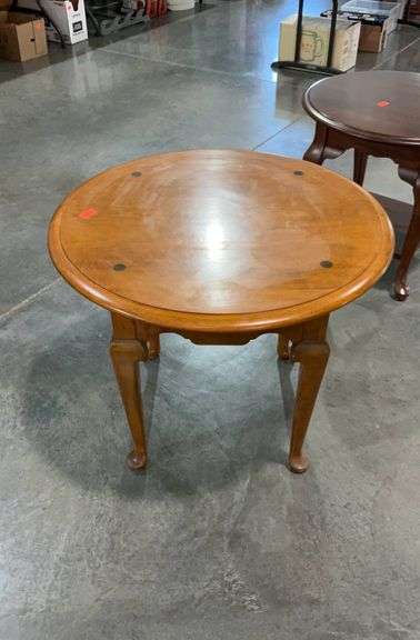 Ethan Allen round top Maple accent table 28”x23”, Queen Anne footed ...