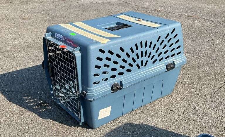 Petmate deluxe pet Porter jr. 26”L x18 1/4”W x16 1/2”H