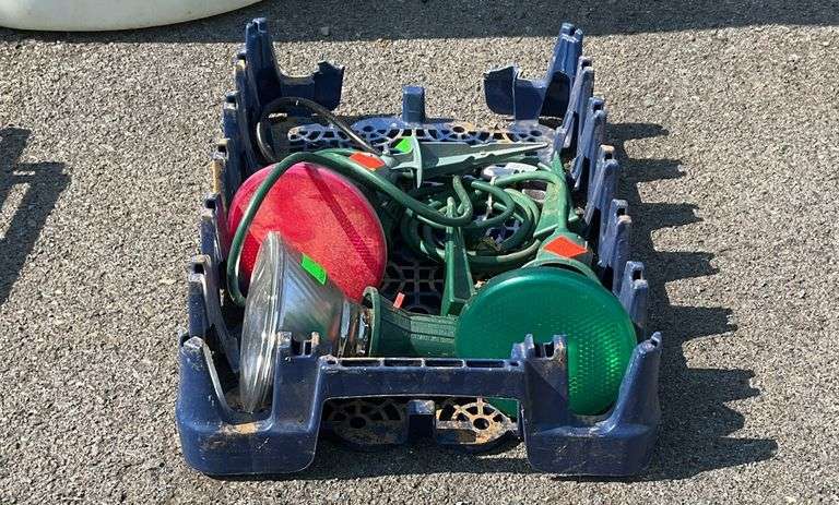 Poly tray, light bulbs, tray cracked  and bulbs non tested by Hash Auctions