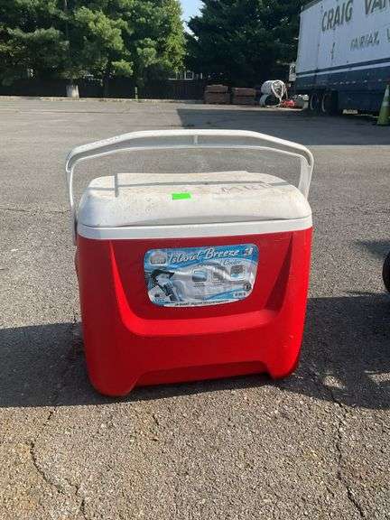 Igloo cooler, poly body, with drop handle