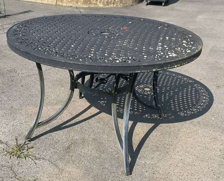 Outdoor patio table, 48”dia, metal body