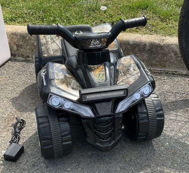Kids battery powered car, with battery and charger, real tree camouflage design, tested and working