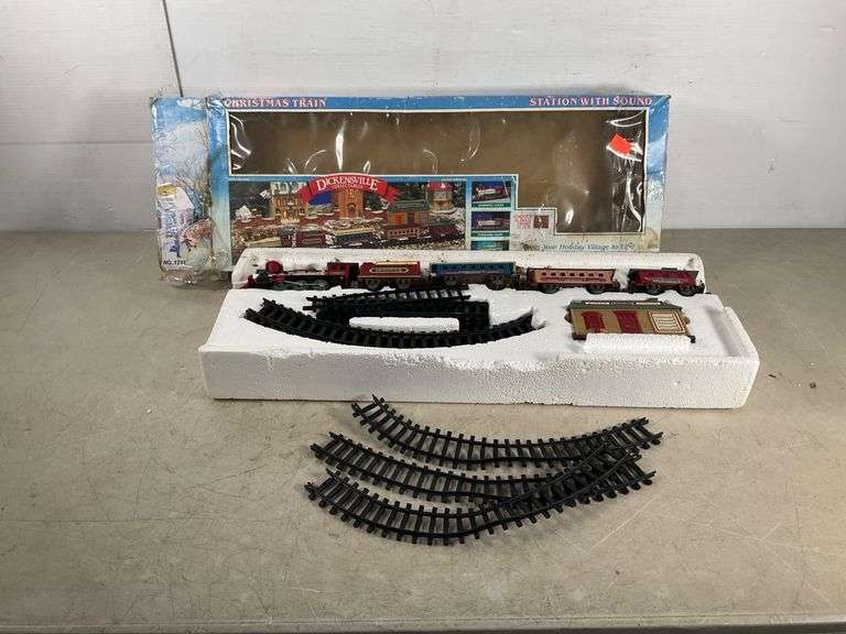 Dickensville Collectables Christmas Train Set with Damaged Tracks ...