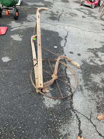 Hand-Pushed Cultivator with Metal Wheel and Blade