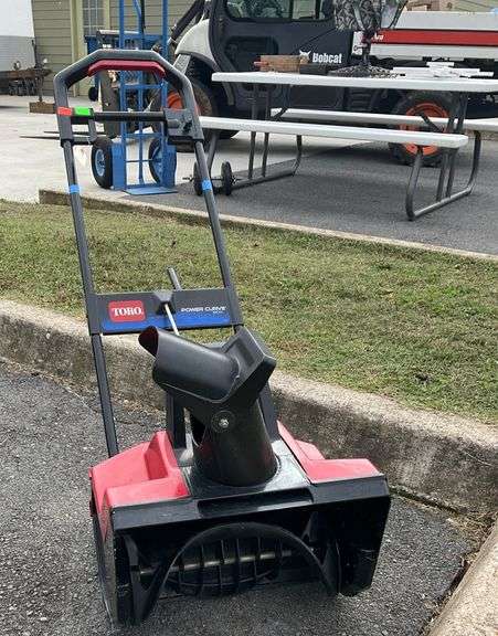 Toro Power Curve 1800 Snow Blower, Model 38025, 14″ Clearing Width