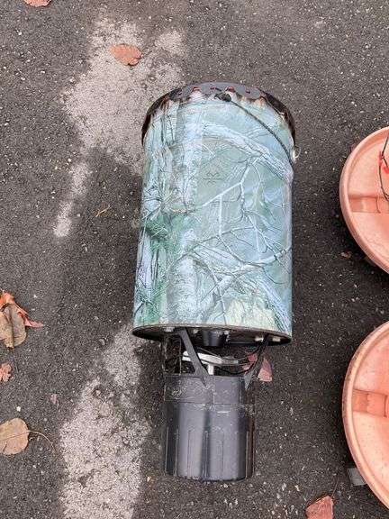 Moultrie Game Feeder With Realtree Xtra Pattern