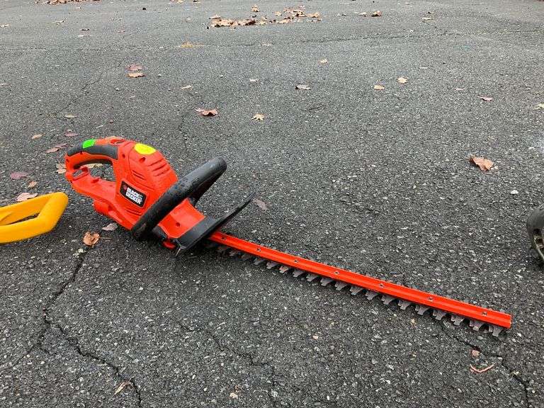 Black & Decker Electric Hedge Trimmer with 22-Inch Blade