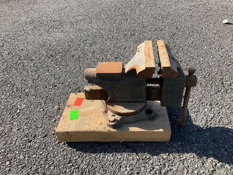 Columbian Mounted Bench Vise with 4.5-Inch Jaws