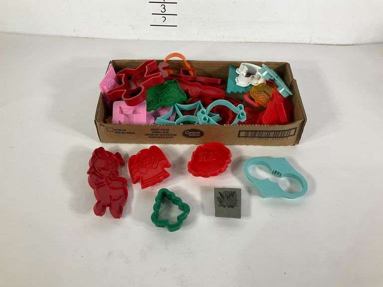 Plastic Cookie Cutters in Various Shapes and Colors - Hash Auctions
