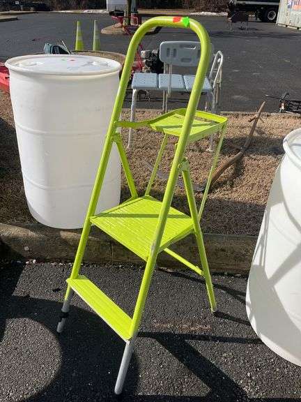 Two-Step Folding Ladder with Metal Frame and Safety Platform