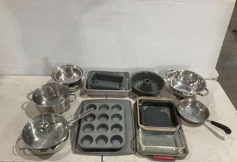 Assorted Cookware and Bakeware Lot with Wear-Ever and Farberware Pieces ...
