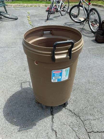 Rubbermaid trashcan no lid