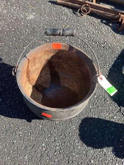 Metal Three-Legged Pot with Handle, 9.5” Diameter