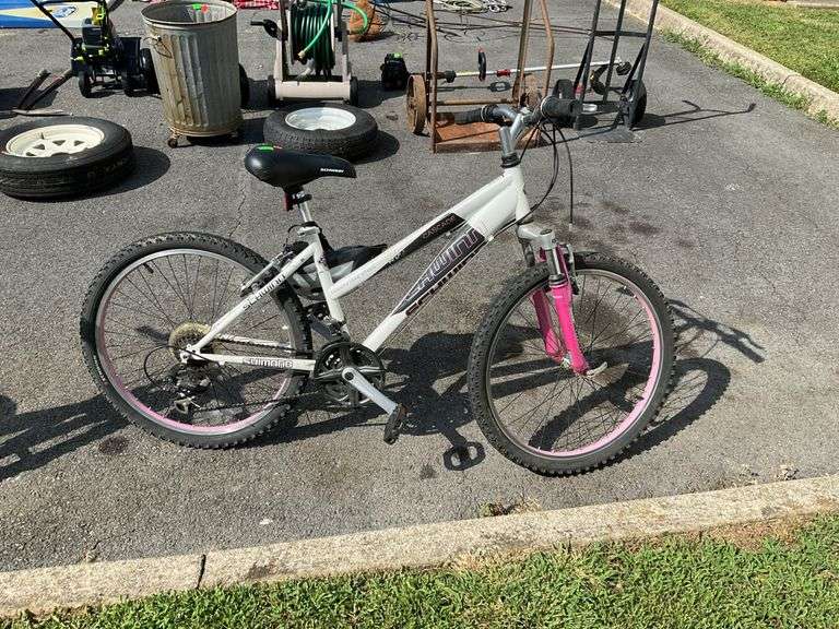Schwinn Cascade Bike with safety helmet, 21 speed, ready to ride bike here.