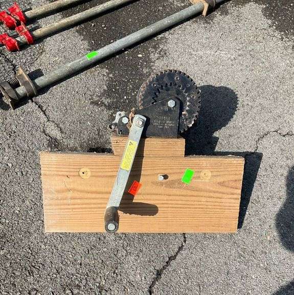 t1401 trailer Crank Handle Winch Mounted on Wooden Boards, 1400lbs max line pull