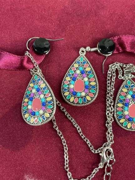 Silvertone necklace and earrings set
