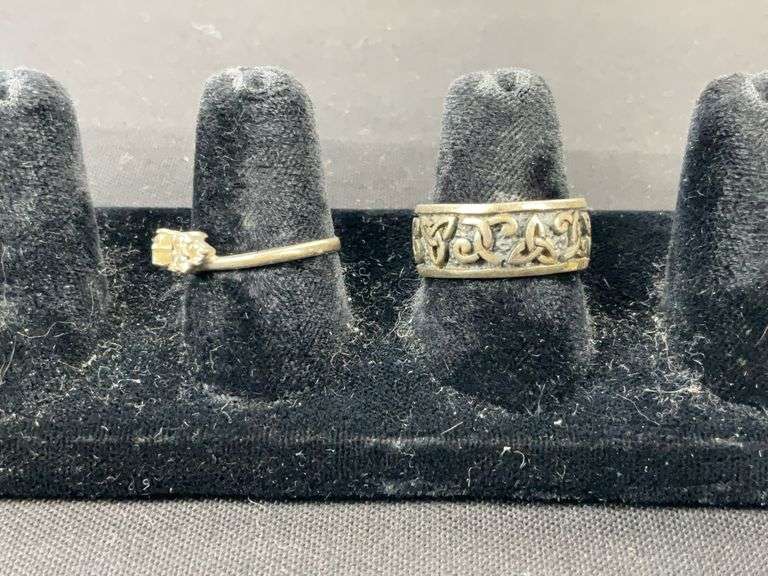 Two sterling silver rings, one is missing a stone, sizes 8.25 and 9, 9.1grams
