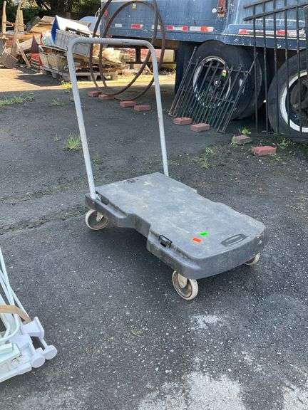 Rubbermaid Platform Cart with 400 lb Weight Capacity