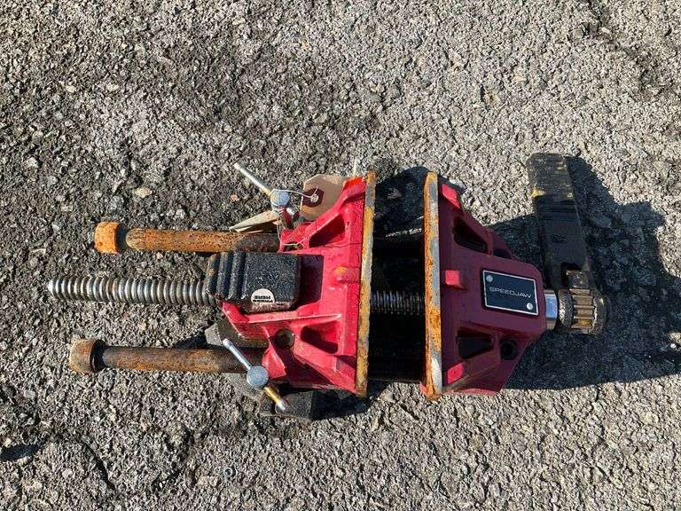 Ridgid TRISTAND Pipe Vise with Screw Mechanism