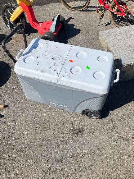 Rubbermaid Rolling Cooler with Dual-Hinged Lid and Handle