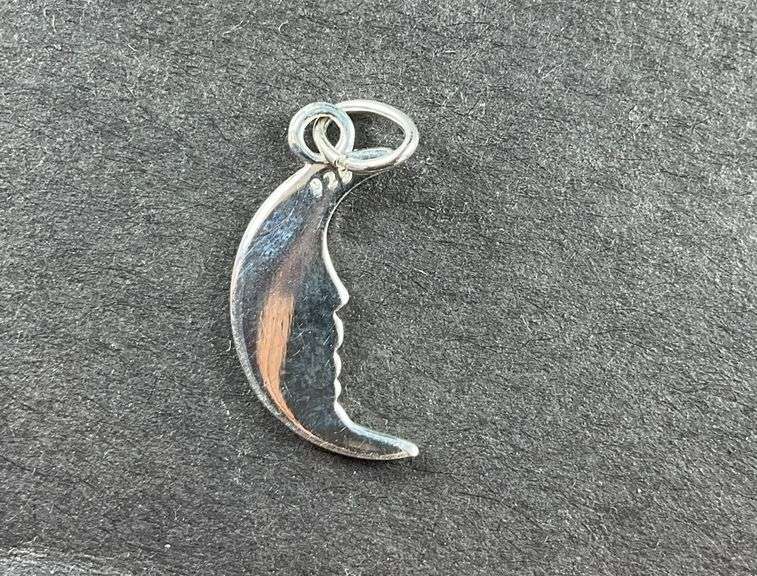 Sterling silver crescent moon pendant .71g
