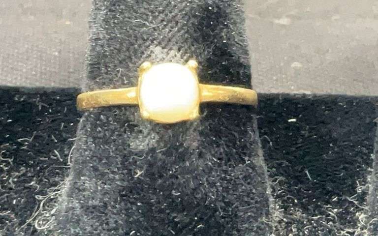 14k yellow gold and pearl ring size 6.5 tested and weighs 1.8g