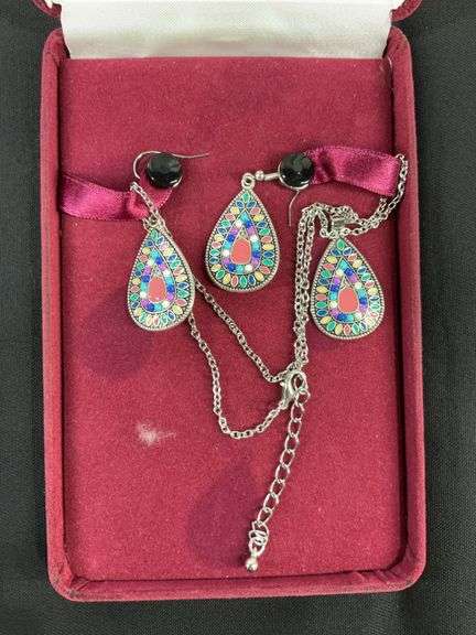 Silvertone necklace and earrings set