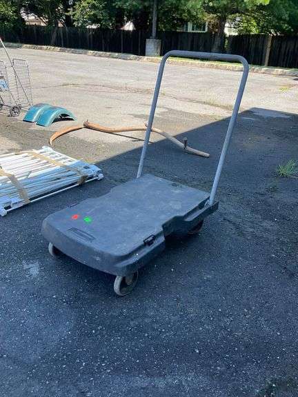Rubbermaid Platform Cart with 400 lb Weight Capacity