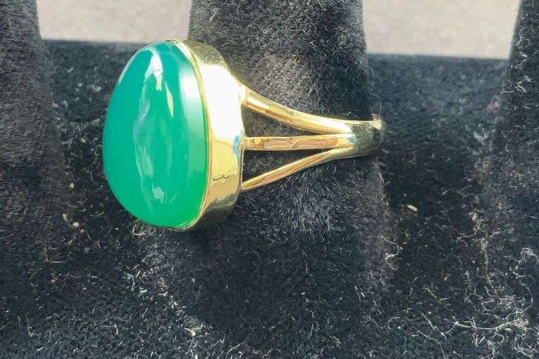 Green onyx goldtone ring size 9