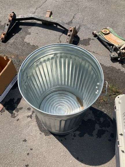 Galvanized Steel Trashcan with Lid