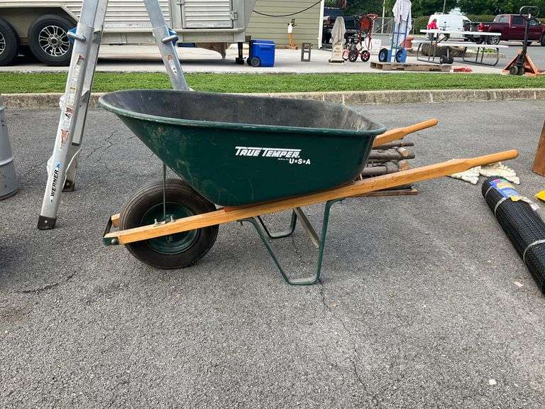 True Temper Wheelbarrow with Two Handles and Pneumatic Wheel