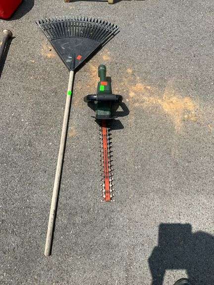 Black & Decker Hedge Hog 18-Inch Electric Hedge Trimmer with Plastic-Head Leaf Rake