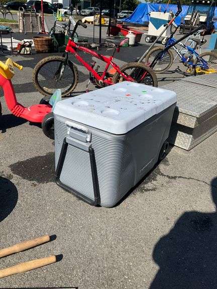 Rubbermaid Rolling Cooler with Dual-Hinged Lid and Handle