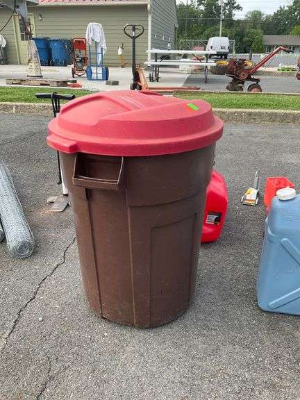 Rubbermaid Roughneck Trash Can with Red Lid