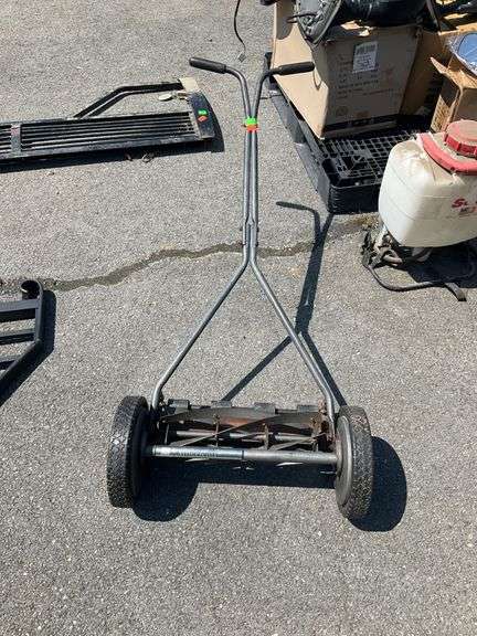 Manual Push Lawn Mower with 16-Inch Clearing Width