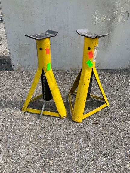 1 1/2 Ton Capacity Tripod-Style Jack Stands
