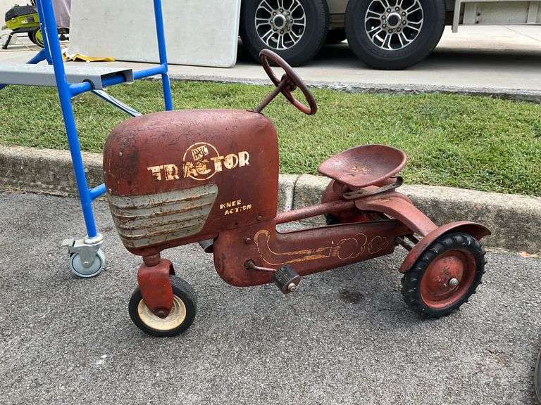 Metal Pedal Tractor Toy with Knee Action Steering